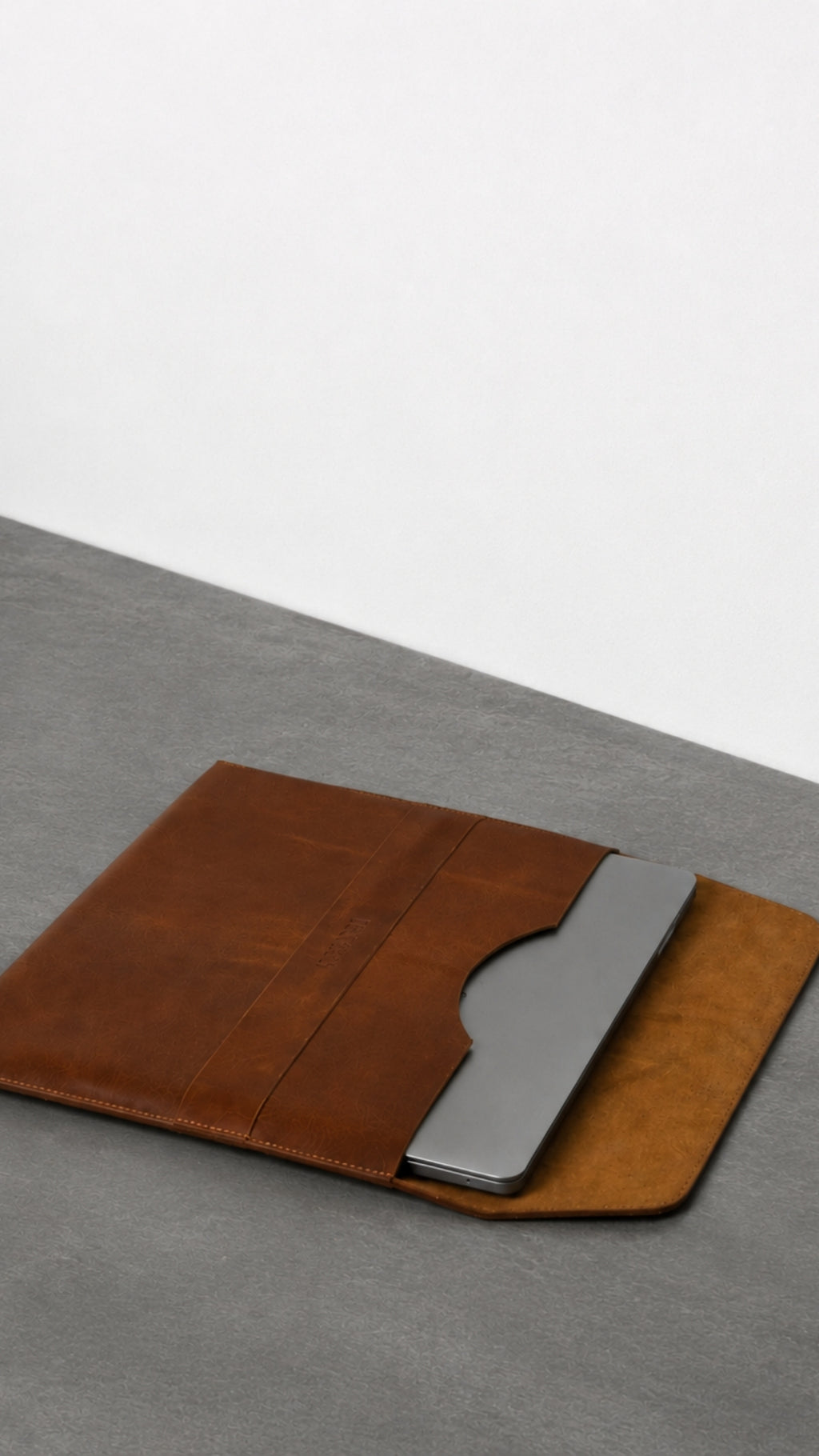 Niche Linea Laptop Sleeve – Saddle Tan