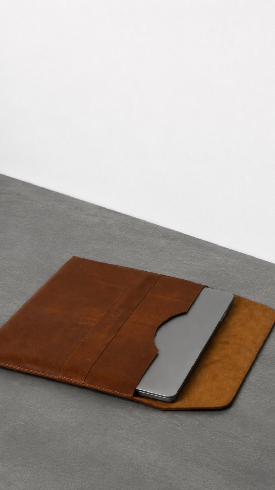 Niche Linea Laptop Sleeve – Saddle Tan
